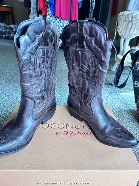 Coconuts by Matisse Women’s Dark Brown Embroidered Western Boots